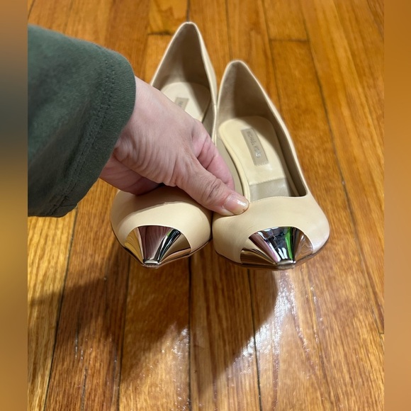 MICHAEL KORS  Made In Italy Beige Leather Silver Cap Pointed Toe Bumps Size 38 - Picture 3 of 9